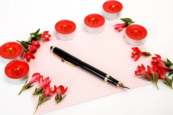 Bolígrafo Para Escribir Una Hoja Papel Una Jaula Flores — Foto de Stock