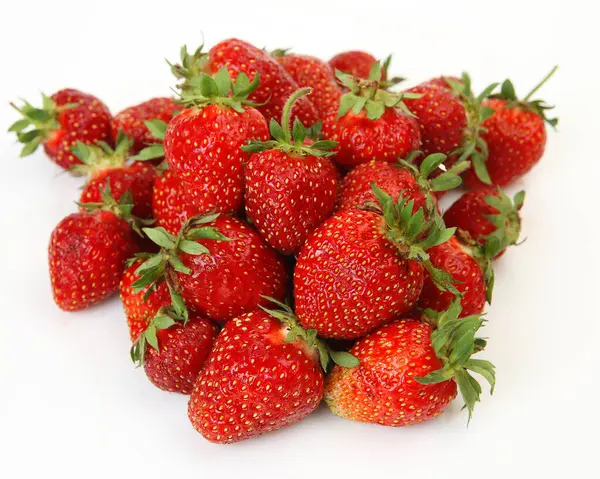 成熟草莓 在白色背景下健康饮食 — 图库照片