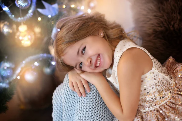 Lachendes Mädchen Weihnachtsbaum — Stockfoto