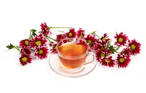 白底茶和一束菊花 — 图库照片