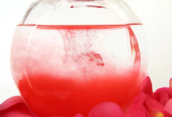 Tinta Vermelha Flutuando Água — Fotografia de Stock