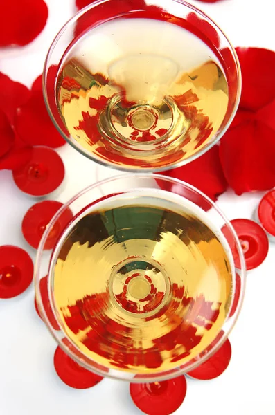 Rote Rosenblätter Und Ein Glas Mit Champagner Auf Weißem Hintergrund — Stockfoto