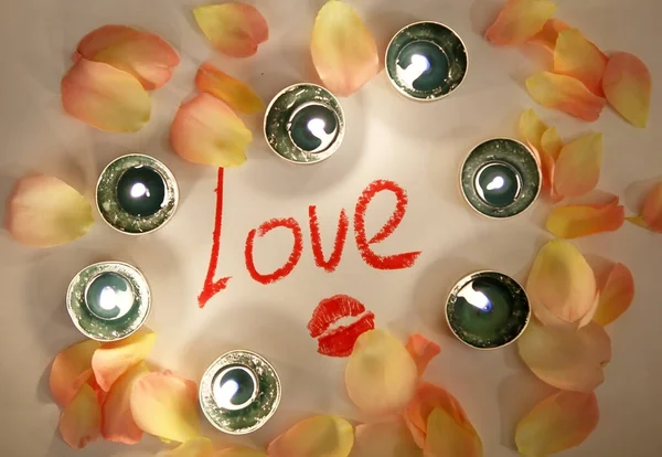 Wort Liebe Rosenblätter Und Brennende Kerzen — Stockfoto