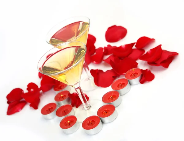 Rote Rosenblätter Und Ein Glas Wein — Stockfoto