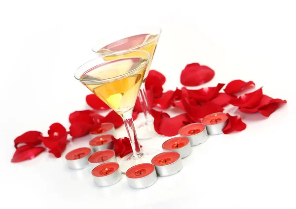 红玫瑰花瓣和一杯白底香槟 — 图库照片