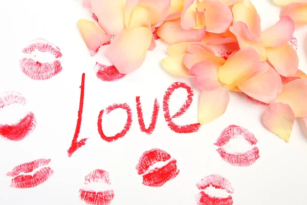 Wort Liebe Geschrieben Von Lippenstift Und Rosenblättern — Stockfoto