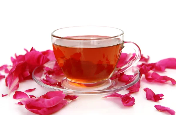 Kubek Herbatą Płatkami Różowego Piwonii Białym Tle — Zdjęcie stockowe