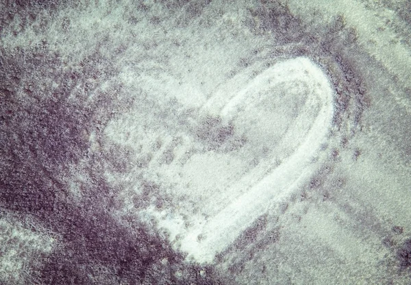 모래 속의 심장 모양 로열티 프리 스톡 사진