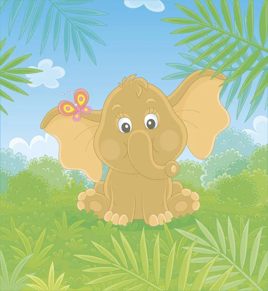 緑の草の上に座って 熱帯サバンナのヤシの枝や茂みの背景に小さなカラフルな蝶と遊ぶ小さな赤ちゃん象 ベクトル漫画のイラスト — ストックベクタ