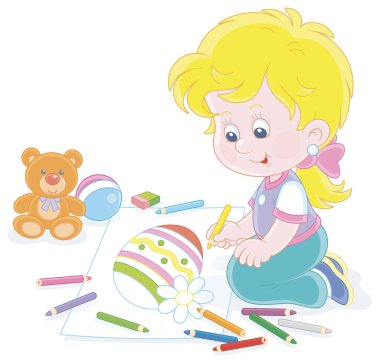 Sevimli küçük bir kız gülümseyip süslü bir Paskalya yumurtası çiziyor. Büyük bir kağıt parçasına renkli kalemler çiziyor. Tebrik kartı için.