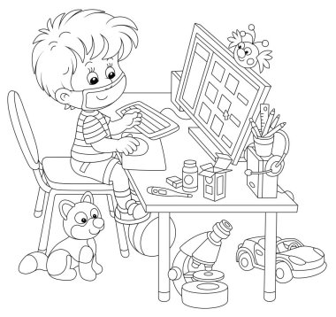 Evde karantinada uzaktan öğrenme, maske takmış küçük neşeli bir okul çocuğu bilgisayarının başında oturuyor ve grip salgını sırasında bir okul sitesinde eğitim materyalleri okuyor.