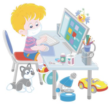 Evde karantinada uzaktan öğrenme, maske takmış küçük neşeli bir okul çocuğu bilgisayarının başında oturuyor ve grip salgını sırasında bir okul sitesinde eğitim materyalleri okuyor.