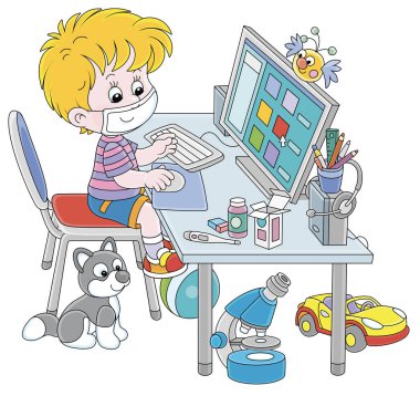 Evde karantinada uzaktan öğrenme, maske takmış küçük neşeli bir okul çocuğu bilgisayarının başında oturuyor ve grip salgını sırasında bir okul sitesinde eğitim materyalleri okuyor.