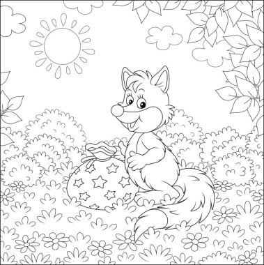 Dostça gülümseyen küçük tilki, güzel bir çantayla güneşli bir yaz gününde güzel bir ormanın çimlerinde tatil hediyesi taşıyor. Siyah beyaz vektör karikatür çizimi.
