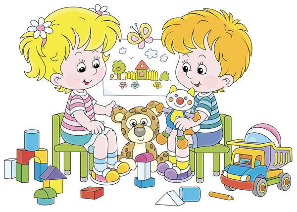 明るい小さな子供たちは 保育室で彼らの面白いカラフルなおもちゃで遊んでいます 白い背景にベクトル漫画のイラスト — ストックベクタ