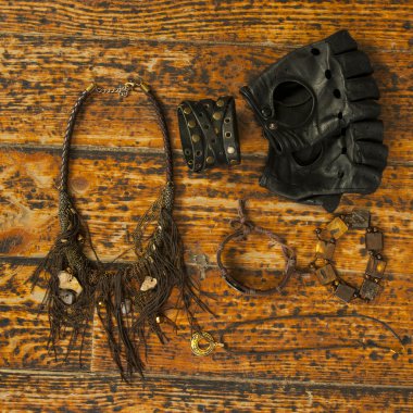 eldiven, braceletes ve kolye