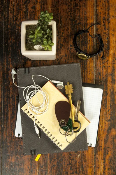 Llaves, cuadernos, reloj, planta, auriculares —  Fotos de Stock