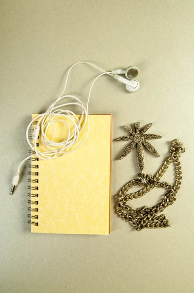 Notebook, colar, fones de ouvido — Fotografia de Stock