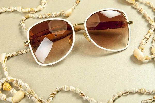 Sonnenbrillen und Halsketten aus Muscheln — Stockfoto