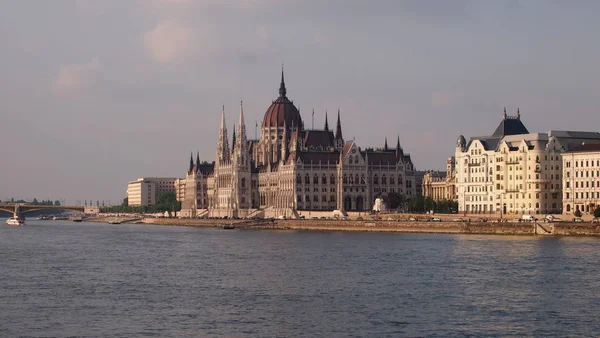 Perfekt utsikt över Parlament i Budapest Stockbild