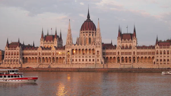 Perfekt utsikt över Parlament i Budapest Stockbild