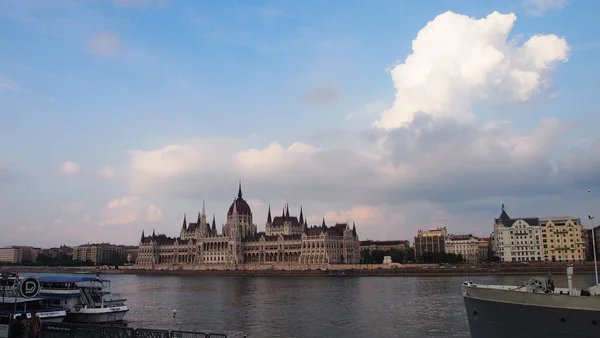 Perfekte Sicht auf das Parlament in Budapest lizenzfreie Stockfotos