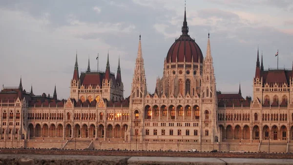 Perfekt utsikt över Parlament i Budapest Stockbild
