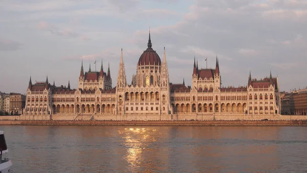 Perfekt utsikt över Parlament i Budapest Stockfoto