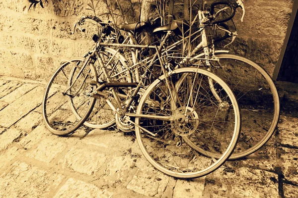 Bicicletas velhas perto da parede — Fotografia de Stock