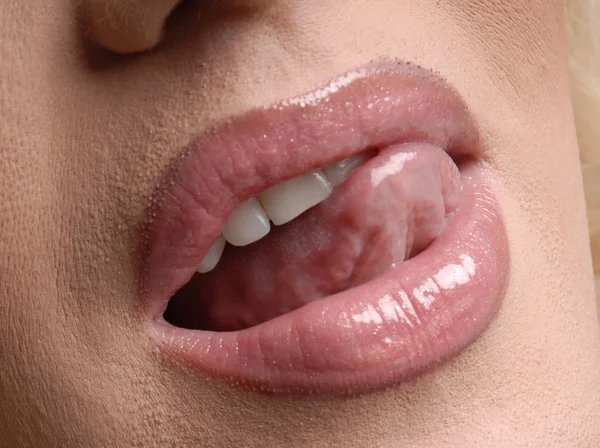 Lippen mit Zunge — Stockfoto