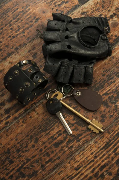 Keys Bracelet Gloves Wooden Background — Stock Photo, Image