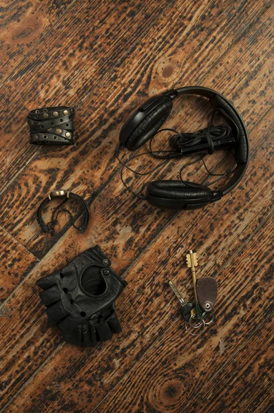 Bracelet Gloves Headphone Wooden Background Flat Lay — Stock Photo, Image
