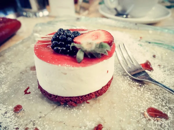 Köstlicher Mini-Erdbeer-Käsekuchen — Stockfoto