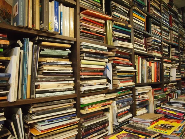 Alte Bücher der Buchhandlung acqua alta. — Stockfoto