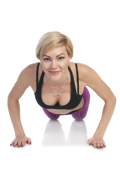 Crossfit woman doing push-ups — Stock Photo, Image