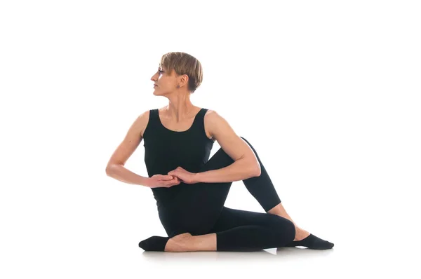 Mujer Postura Yoga Aislada Sobre Fondo Blanco —  Fotos de Stock