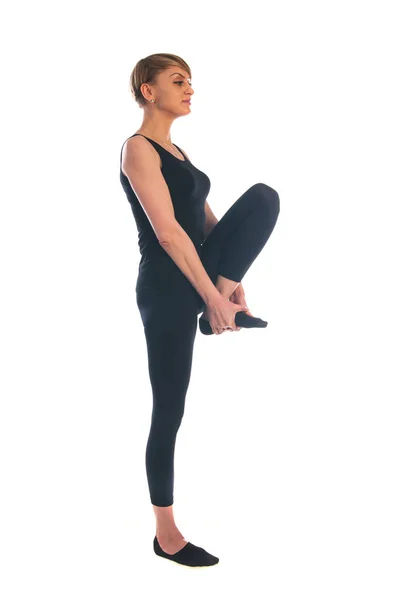 Mujer en postura de yoga aislada sobre fondo blanco — Foto de Stock