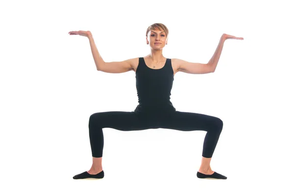 Mulher em ioga pose isolada no fundo branco — Fotografia de Stock