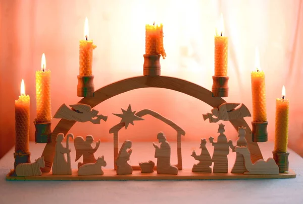 Candeliere Presepe Legno Con Candele Cera Api Fatte Mano Immagine Stock