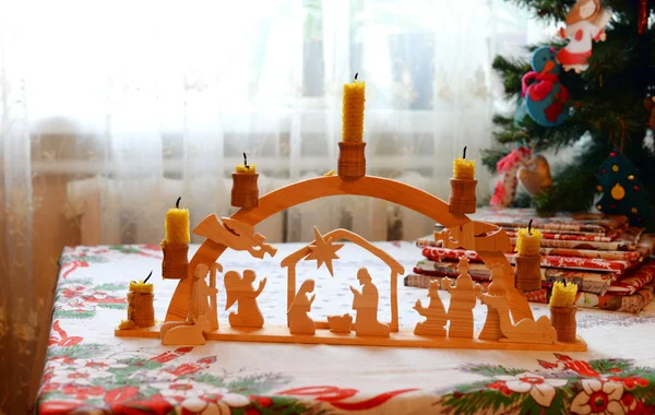 手作りみつろうキャンドルと木製のキリスト降誕シーンのローソク足 — ストック写真