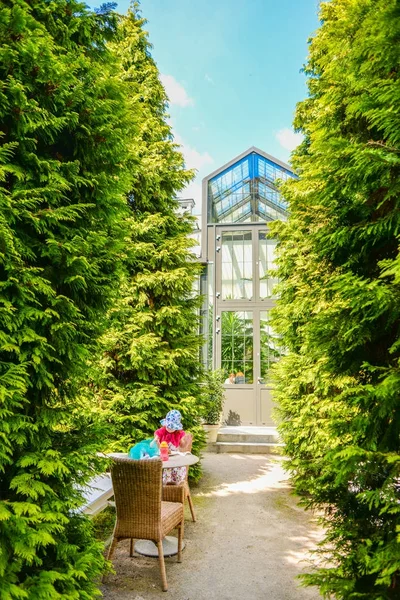 Ein Entzückendes Junges Mädchen Einem Wunderschönen Garten — Stockfoto