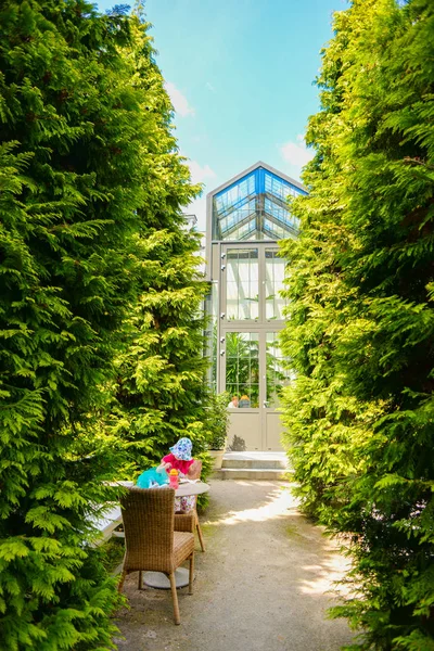 Uma Jovem Adorável Lindo Jardim — Fotografia de Stock