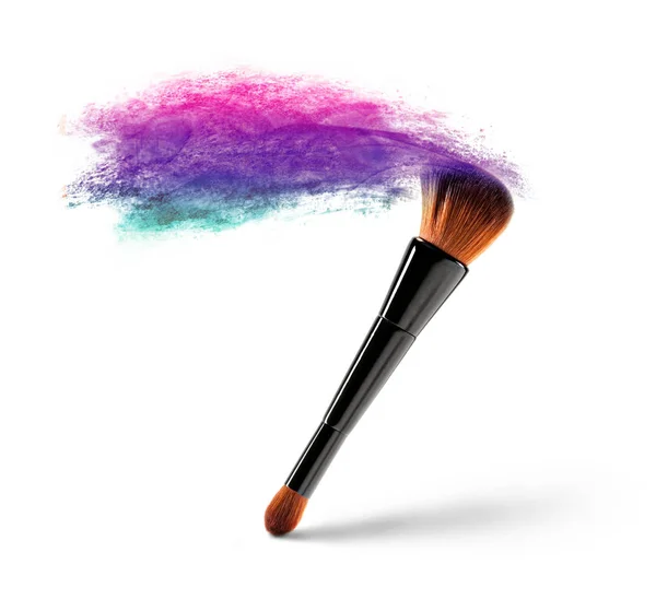 Кисть для макияжа с цветным порошком — стоковое фото