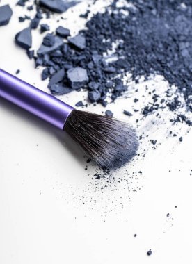 Kadar ezilmiş göz farı olun