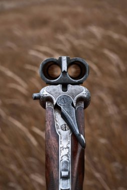 Bir eski yatay çift namlulu