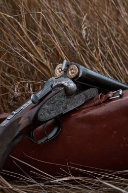 Bir eski yatay çift namlulu