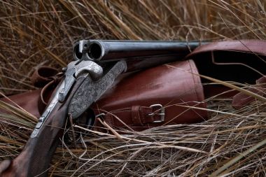 Bir eski yatay çift namlulu