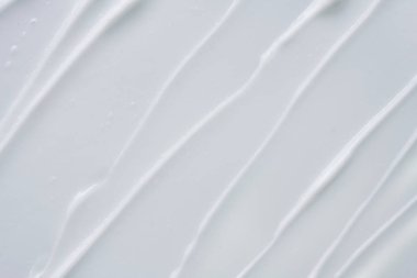 Beyaz desen ve yüz kremi lekesi veya beyaz arkaplanda izole edilmiş beyaz akrilik boya