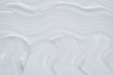 Beyaz desen ve yüz kremi lekesi veya beyaz arkaplanda izole edilmiş beyaz akrilik boya