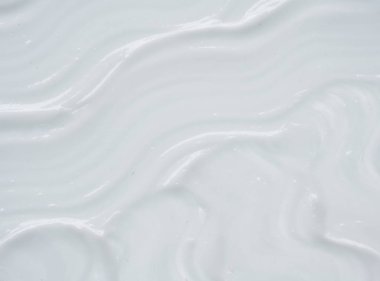 Beyaz desen ve yüz kremi lekesi veya beyaz arkaplanda izole edilmiş beyaz akrilik boya